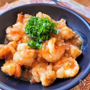 10分レシピ！！, チリトマトライス, 材料, 豚ひき肉 100g, スイートチリソース 大さじ3, ケチャップ 大さじ3,オリーブオイル 大さじ2, ご飯 250g, 塩 ひとつまみ, ニンニクチューブ 小さじ1, お好みでバジル,①豚ひき肉をオリーブオイルで中火で4分炒めたらニンニクを入れる。, ②スイートチリソース、ケチャップを入れて弱火で3分,