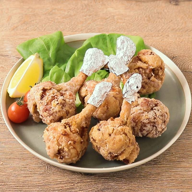 鶏🐓手羽は食べにくいので、チューリップ🌷 チューリップと呼ばれるカタチ にして揚げたり、煮たりすると、とりやすいし、食べやすい。,ハサミで内側の骨とお肉を切り離す。そしてくるりんぱ。, それだけ。,鶏肉,手羽,とり肉,食べ方,唐揚げ,チキン,料理初心者🔰