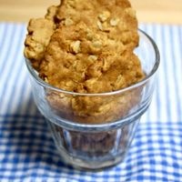 ダイエット中でもチョコ食べたい人, 必見ヘルシースイーツレシピ⤵︎⤵︎, 『スニッカーズみたいな味がする‼︎』, チョコ、油、砂糖不使用の,チョコレートバー🍫, ______________________,材料 , ・デーツ6粒, ・無糖ピーナツバター 大さじ１, ・カカオパウダー大さじ１, ・アガペシロップ大さじ１,