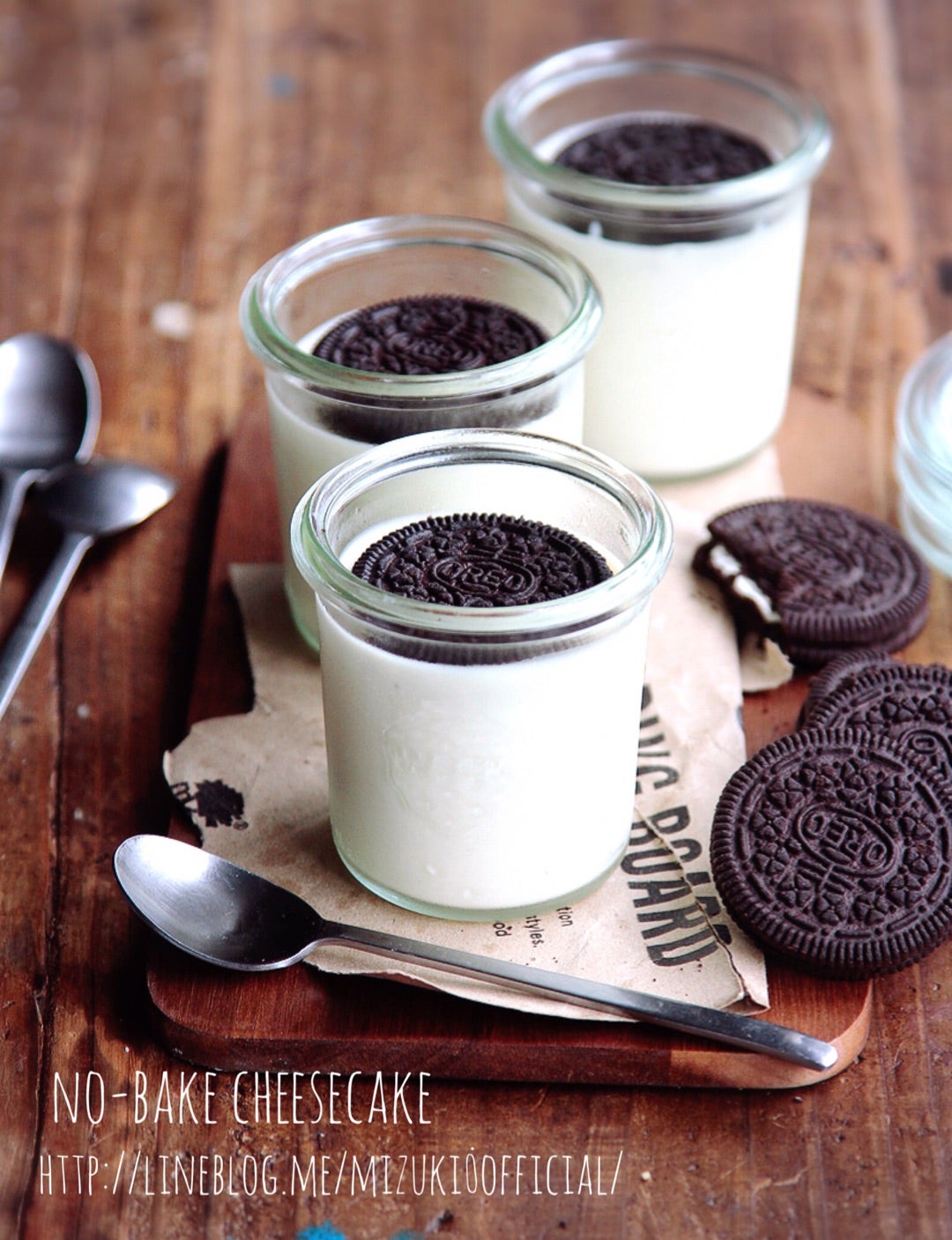 材料まぜて「オレオ」をのせて焼くだけ！チーズとビターなオレオが相性抜群“カップチーズケーキ”レシピ