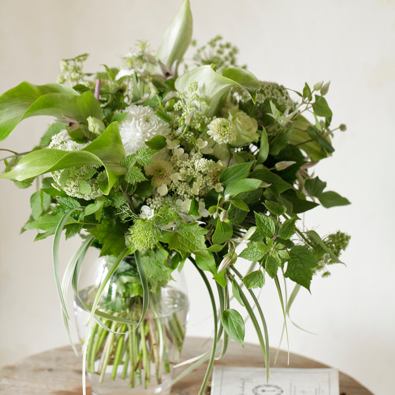 フラワーアレンジメント 葉っぱの使い方 大きい葉っぱ。モンステラ、クッカバラなど使い方とは 大きいフラワーアレンジメント教室 横浜