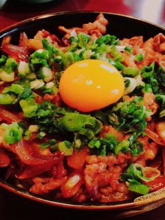 すき家の｢ねぎ玉牛丼｣の生卵を温玉に変更してみた。 あの、黄身だけをのせるって、前から疑問だったのだが、白身はどうすりゃ良いの？猫氏