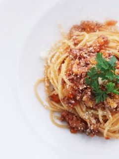 ボロネーゼをベースにしたピザ 「メランツァーネ」 イタリア語で、ナスという意味です。 他のピザより、ソースに重みがあるのでオーブンに入れるのが、ちょっと難しめで 失敗を経験するピザno.1です。笑 でも、人気があるピザなので😊✨ ぜひ、ご賞味ください