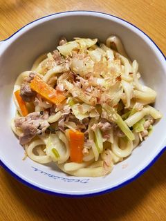 焼きうどん🥄@___papagohanさんの投稿をお借りしました 👶レシピ詳細はこちら▽ 今日は焼きうどんです。うどんとかって、副菜悩むかな？ と思うので献立を考えました🥰 3品とも、ほったらかしで簡単なので ぜひレシピを見てみて下さい🫶本文を読んで下さりありがとう