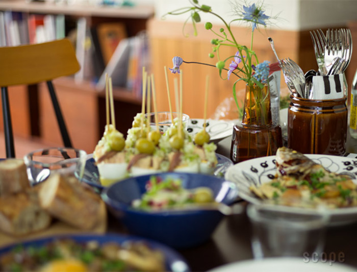 家にお友達が来てくれた時のご飯たち👩🏻‍🍳, 大人が多い時は手巻き寿司メインが我が家の定番🤤🍣,華やかになるし材料揃えるだけだし味付けの好みも関係ないから✌🏻, +子供用に🍝🍟🍗とか👦🏻👧🏻,子供のお友達が遊びに来てくれる時は、年中さんにもなると小さなシェフたちがいて頼もしいから皆で楽しんで作れるメニューを🍛🍕🍴,