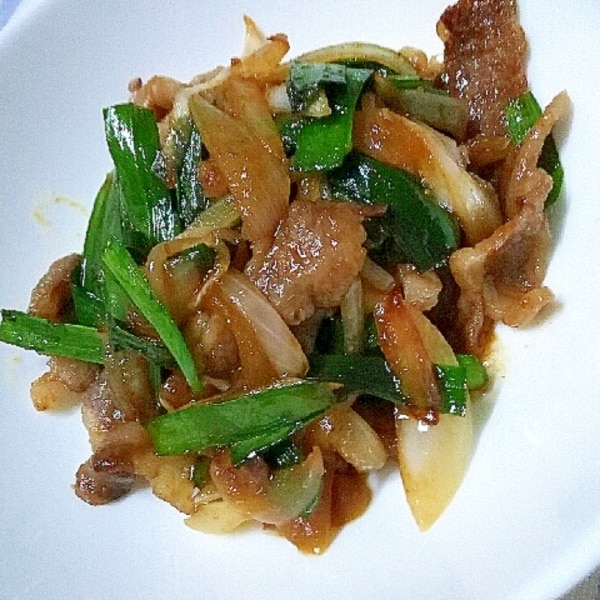 プルコギしっかりした味付けでご飯が進む🍚 .材料 2人分 牛肉薄切り 200g 玉ねぎ 1 2個 にんじん 1 2本 にら 1 2束塩こしょう 少々 白ごま 適量 サラダ油 適量 ごま油 仕上げ用少々Aすりおろしにんにく 2片分 しょうゆ 大さじ1と1 2 酒大さじ1と1 2