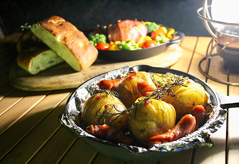 キャンプ飯ryoキャンプ飯, 『カマンベールと茨城野菜のアヒージョ』, カマンベール1個, ミニトマト6個, 黄パプリカ 1 2玉, しめじ1 2パック, ブロッコリー4カット, ウインナー4本, バケット適量, オイルソース 大5, ①黄色パプリカはひと口大の乱切り。, しめじは石づきを取り小房に分ける,