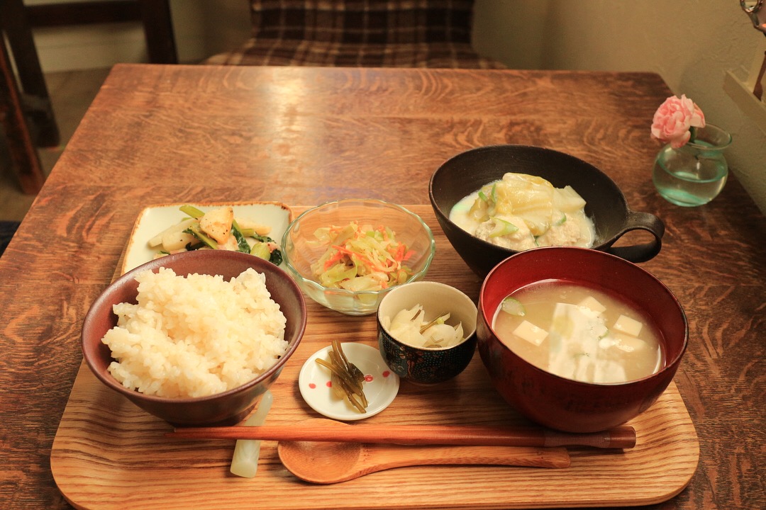 5品夕食献立 メインは➀鶏肉と大根のクリーム煮➁こんにゃくのガーリックソテー➂ピーマンのマヨ味豆腐詰め➃無限アボカド➄とろろ昆布と梅肉のすまし汁メインから副菜までご飯が止まりません！ - YouTube