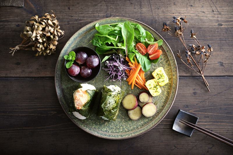 和ンプレート朝食💓 こんばんは🫶昨日の朝ごはんです🥣 前日に買った分厚い鱈🐟 塩麹に前日夜につけて置き、朝は片栗粉をまぶし 焼くだけです💓献立 甲斐漬けの混ぜご飯おにぎり やみつきおかかピーマン 鱈の塩麹漬け焼き ナスの生姜焼き だし巻き卵 きゅうりとわかめの