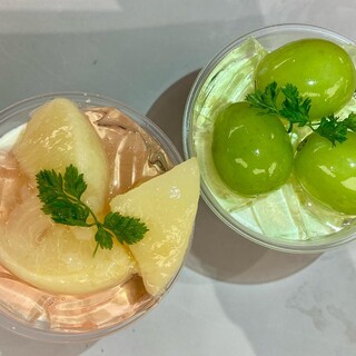 もうすぐ七夕明日は七夕。 赤福本店やおかげ横丁一帯では、七夕飾りの笹たちがにぎわいを見せております。 願いごとを空に届ける、年に一度の特別な日。お伊勢さんへお越しの際は、どうぞ七夕の景色とともに、 季節の移ろいを感じてみてください。赤福赤福餅赤