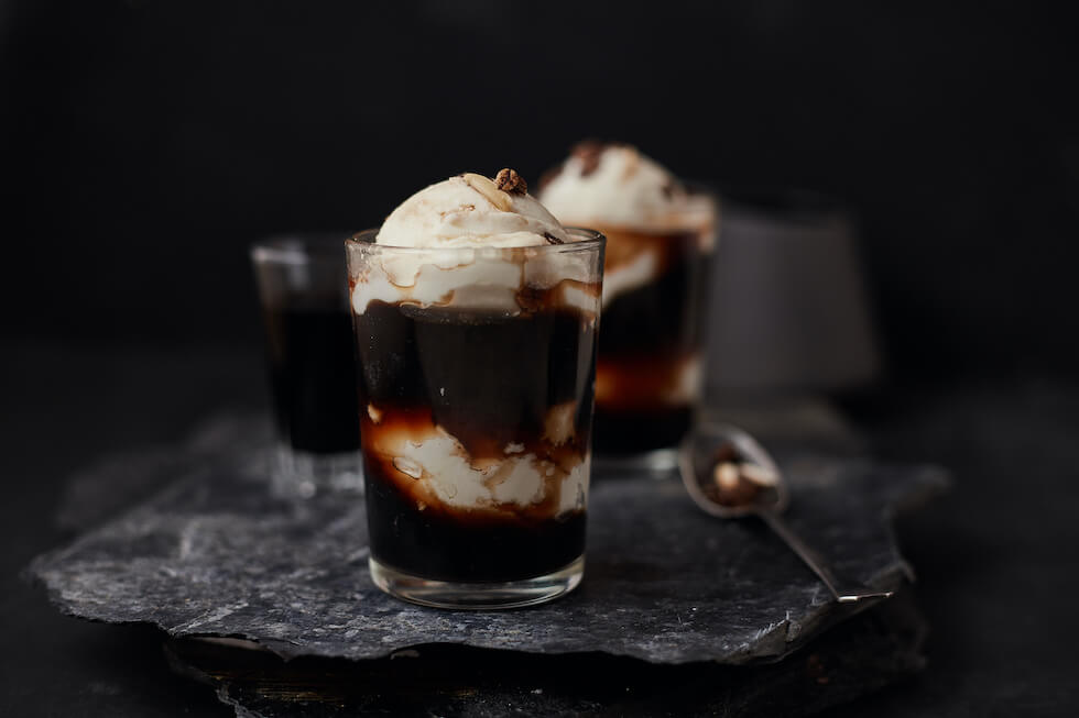 ファミリーマートから新発売！話題の「コーヒーフロートアイス」を食べてみた今日のデリシャスなスイーツ