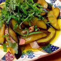 橋本 彩料理家フライパンひとつで✨なすときのこのにんにくしょうゆ和風パスタ . 別茹でしてないなんて、本当にわからない😳 . なすときのこで具材感あり👌🏻香ばしく焼けたベーコンの香りに にんにくしょうゆがそそります！🥓 しその風味も合わさって