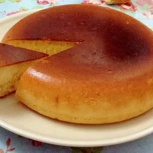 炊飯器で作れて、至福の美味しさ😇 ﻿ 「炊飯器シフォンケーキ」﻿ ﻿３合炊き炊飯器使用 ﻿ ﻿ ・ホットケーキミックス 70g・卵3個・グラニュー糖 大さじ6 卵黄・卵白 各大さじ3つづ ・牛乳 大さじ3・純白ごま油 サラダ油 大さじ3﻿ ﻿ ◎HMをふるいにかける→卵を卵黄