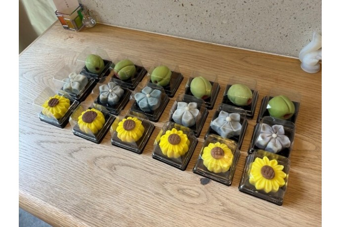 練り切り製季節の上生菓子‼️藤の花ができました。高槻で和菓子を購入するなら丁寧に炊いた自家製餡子が人気の薩喜庵