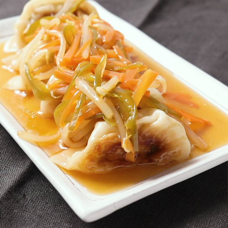 美味しい「羽根つき餃子」の作り方。羽根の材料は小麦粉？ 片栗粉？ 決め手は水の量とタイミング！HugKum はぐくむ