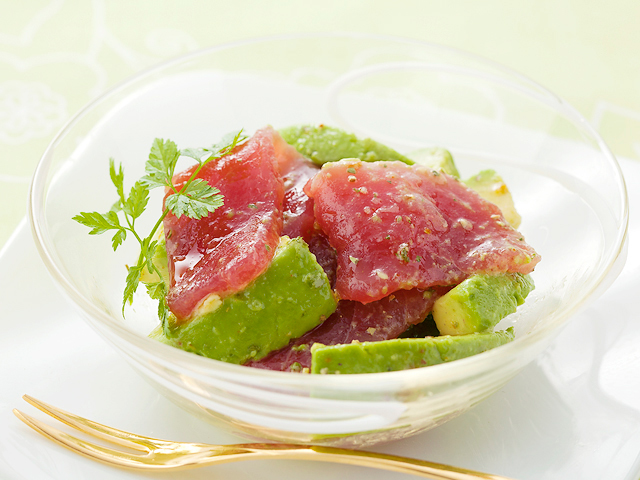 簡単 漬けマグロとアボカドの山かけ丼