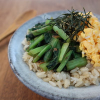 小松菜とそぼろのピリ辛丼カマダレシピ鎌田醤油 かまだしょうゆ 公式通販サイト