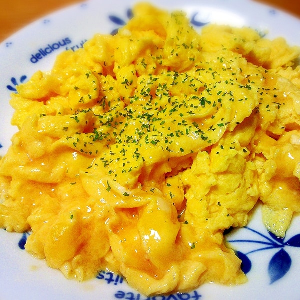 たまご料理が無性に食べたくなる時がある。 たまご料理といってもごくごくシンプルなもの。 スクランブルエッグや、たまご焼き、オムライスや、なんならTKGでもいい。でもそんな卵。 実はとても香りが強い食べ物。 良い卵や、新鮮な卵でなきゃかなり匂いがきつい。 最近