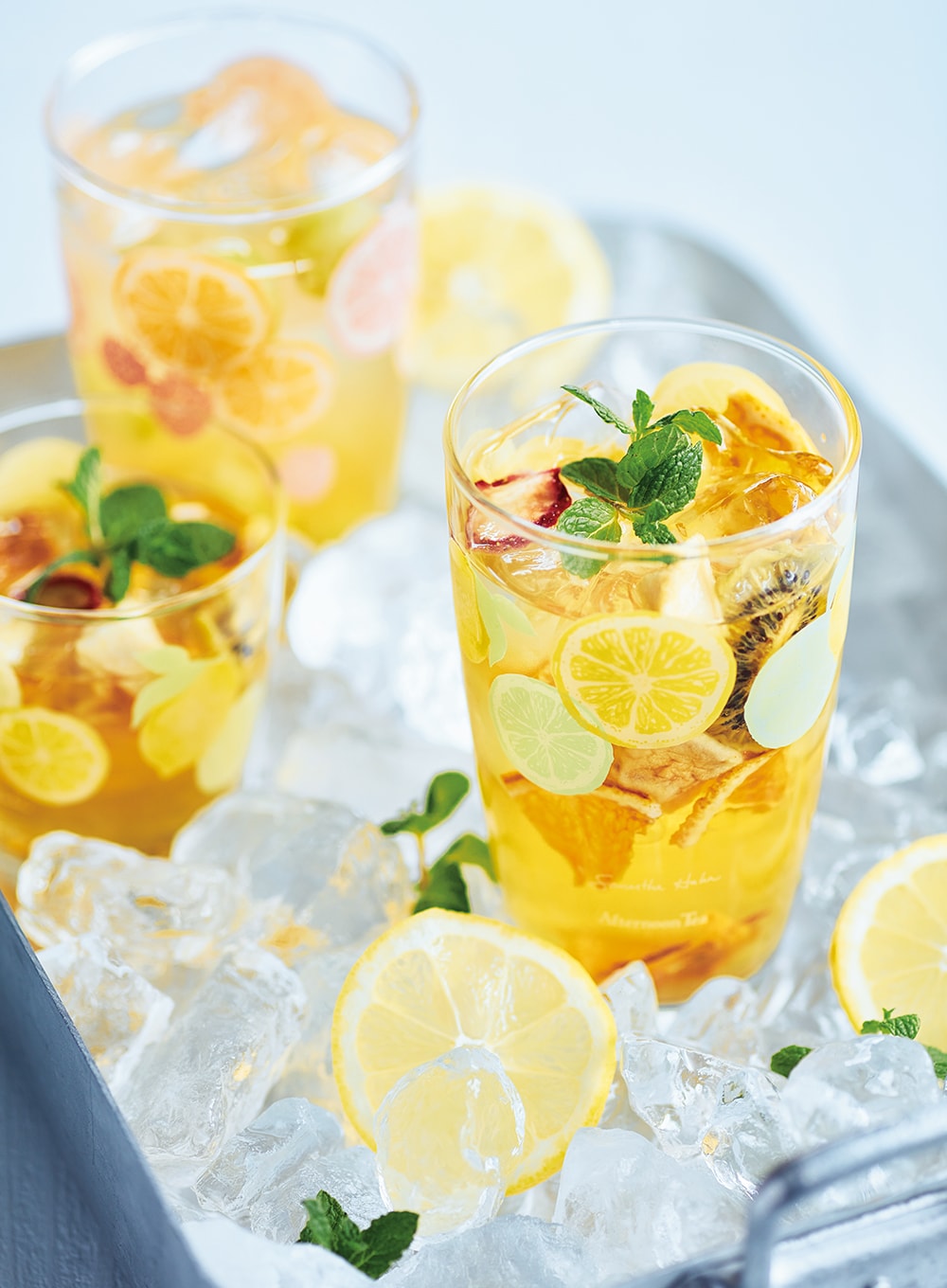 初夏のフルーツアフタヌーンティーが青山＆横浜で、マスカットタルトや白桃のグラススイーツなど - ファッションプレス