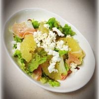 テーブルの上の皿に新鮮なキュウリのリコッタチーズと赤玉ねぎのサラダPremium写真