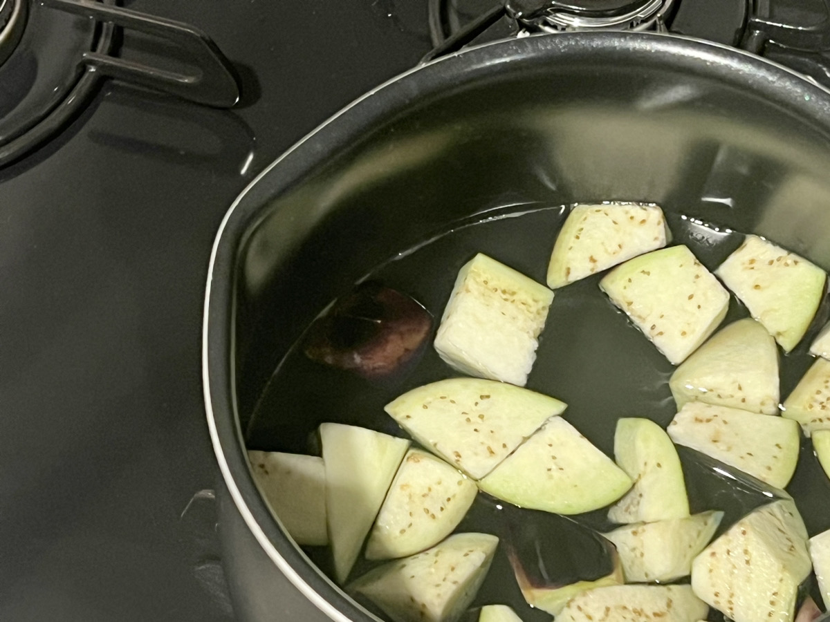 ワタクシ的 大量の茄子の保存方法 １ 素揚げにして冷凍 する～新型コロナ感染前日～るこぽ 動くLINEスタンプ＆絵文字と漫画とみんなのフォトギャラリーとフードエッセイの人