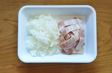 炊飯器でカニカマピラフ👩‍🍳 Crab stick pilaf using a rice cooker! 今回はカニカマピラフ をつくってみました。カニカマ、ミックスベジタブル、コンソメ、バター、塩胡椒を入れて通常炊飯するだけです！ 残りはオムライスに変身です✨ I madea pilaf by using a rice