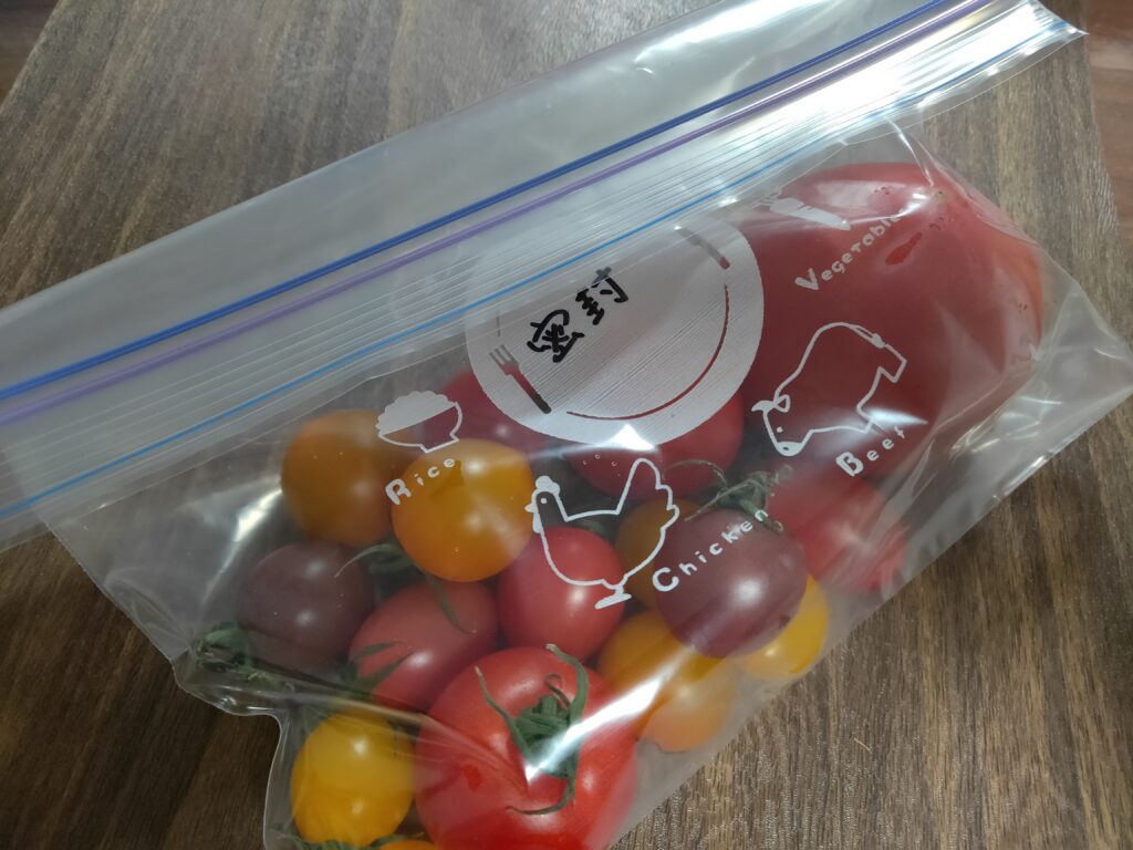 知ってる？🤩トマトのお得な保存法🉐, トマトは『水』に浸けると２週間の保存が可能に！, 冷蔵庫に入れておいたトマト🍅,気づいた時にはぶよぶよになってしまったことありませんか？😂😨, ., なんと、、！『水』に浸しておくと, ぷるんとハリのある状態が保てます✊🍅,３〜４日に1回くらい水をかえてくださいね☺️, ., .,トマト栄養SDGs食品ロス朝ごはん食品ロス ,