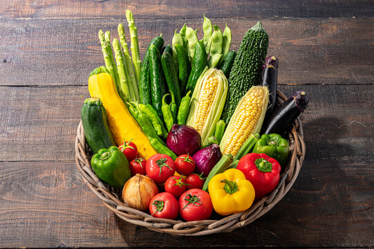 フリー写真様々な野菜と生卵でアハ体験GAHAG著作権フリー写真・イラスト素材集 - GAHAG著作権フリー写真・イラスト素材集