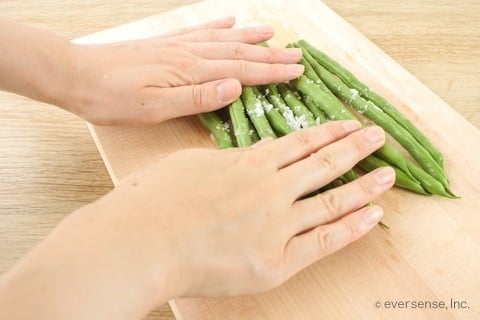 きゅうりの板ずり - 野菜の下ごしらえ 料理の基礎レシピサイトNadia