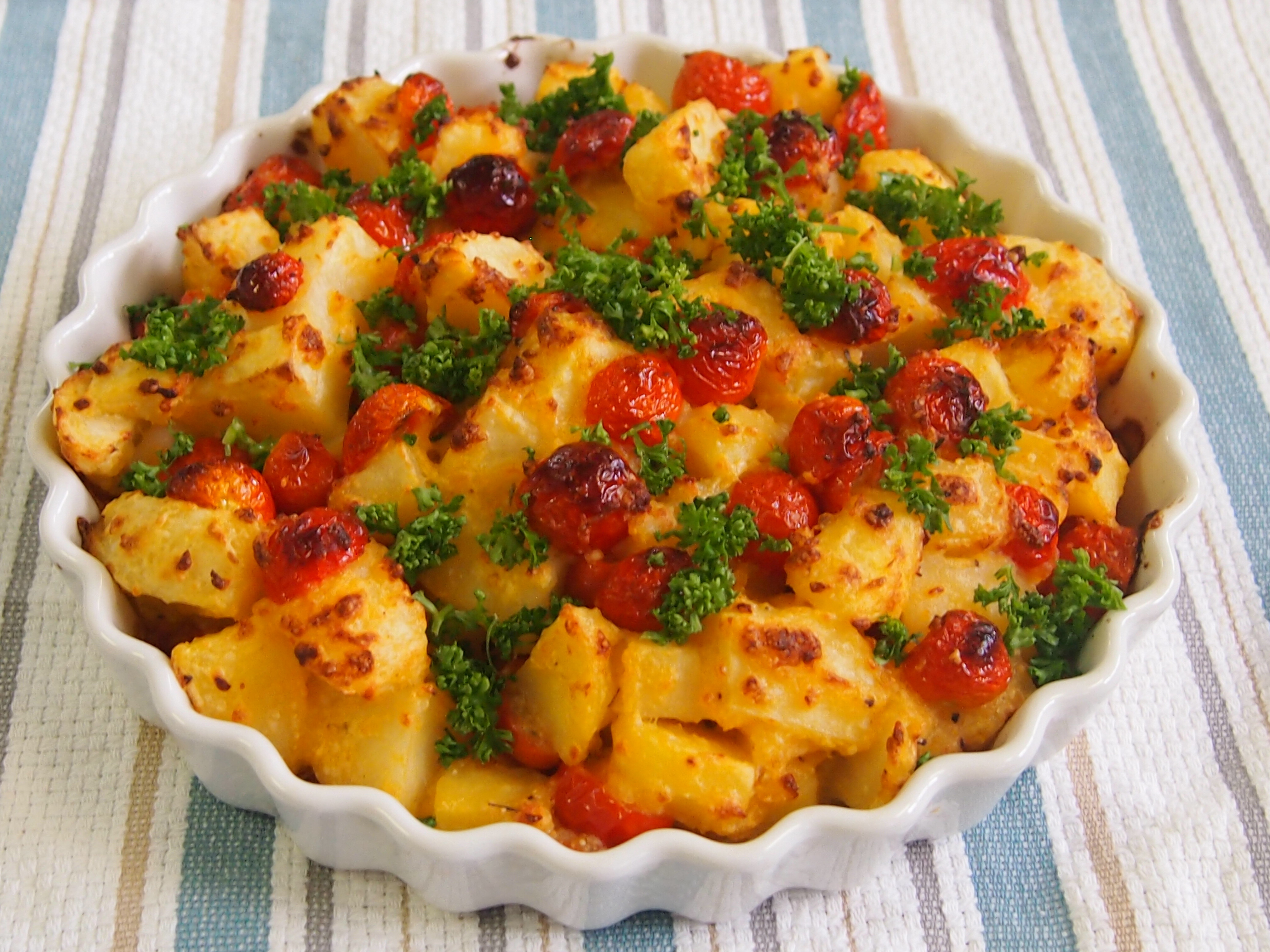 じゃがいもとひき肉のトマトチーズ焼き