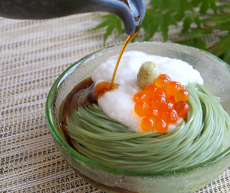 素麺盛り付けパート④五色素麺をガラスプレートに盛り付け