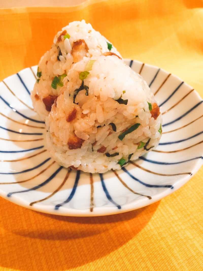 まさしく大人の味🤤 からしマヨで濃厚ソースが際立つ〜！ ＼巻くだけ1分！毎日のお弁当を楽にするおにぎり👉@kuru_onigiriあとで見返したいときは 保存 してね😋 美味しそう！食べてみたい！と思ったら いいね♡やコメント💬でぜひ教えて