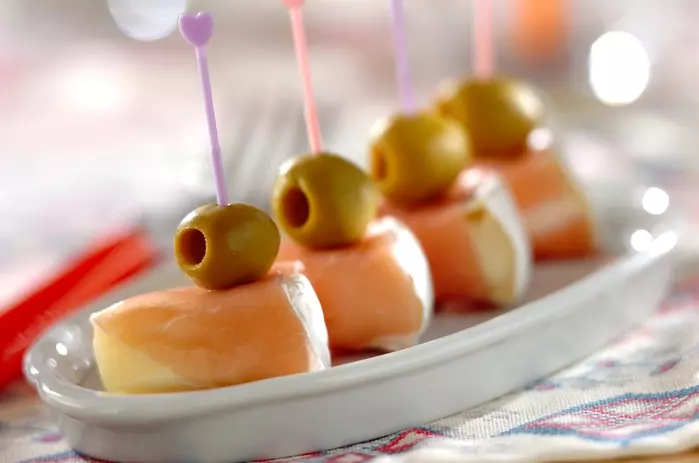 オクラがおいしい季節には欠かせない、人気のおつまみメニュー♪, 友だちとの家飲み会に作ると、毎回大好評🙌, 今年もリピートしまくってます😄🥂,レシピ⬇︎, 〜オクラの生ハム巻き〜,材料 2人分, ・生ハム8〜10枚, ・オクラ8〜10本,・オリーブオイル大さじ1.5杯ほど, ・塩適量, ・黒胡椒適量,作り方 , 1.