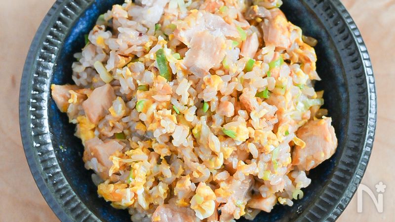 めんつゆで簡単に味が決まる！パラパラに仕上がる鮭チャーハン