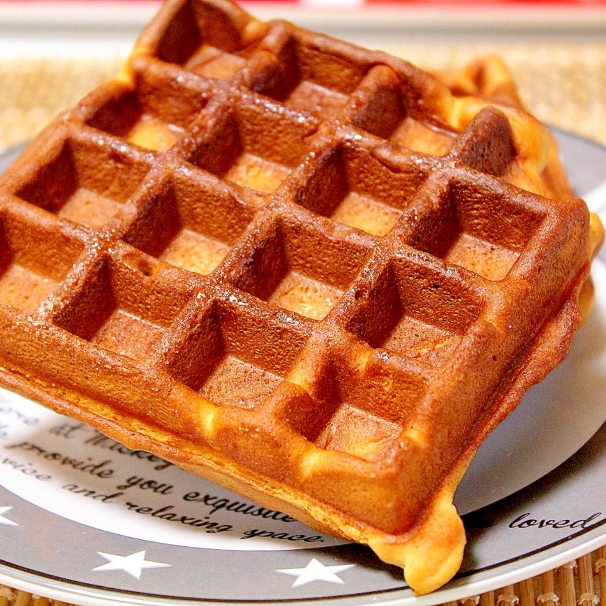 ホケミのおやつ▷ @gk_hiroka, ワッフルすき？コメントまってるね💓, 大人気だったワッフルシリーズです✨,レモンの皮を入れたら甘酸っぱい香りが広がって爽やか〜になりました🍋, 気になったらコメントくれるとめちゃくちゃうれしいです🥹💕,🥞マネケン風レモンワッフル, ⏰15分,材料 小さめ8個分, ・ホットケーキミックス200g, ・レモンの皮1 2〜1個分,