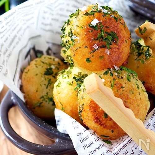 鶏肉とポテトのチーズ焼き」 cookpadレシピID: 6986725 にんにく醤油味の鶏肉とポテトをチーズ焼きにしました。 スペイン産オリーブオイル@oliveoilsspainを使い、 香り豊かな仕上がりになりました。 スペイン産のエクストラバージンオリーブオイルは ビタミンE