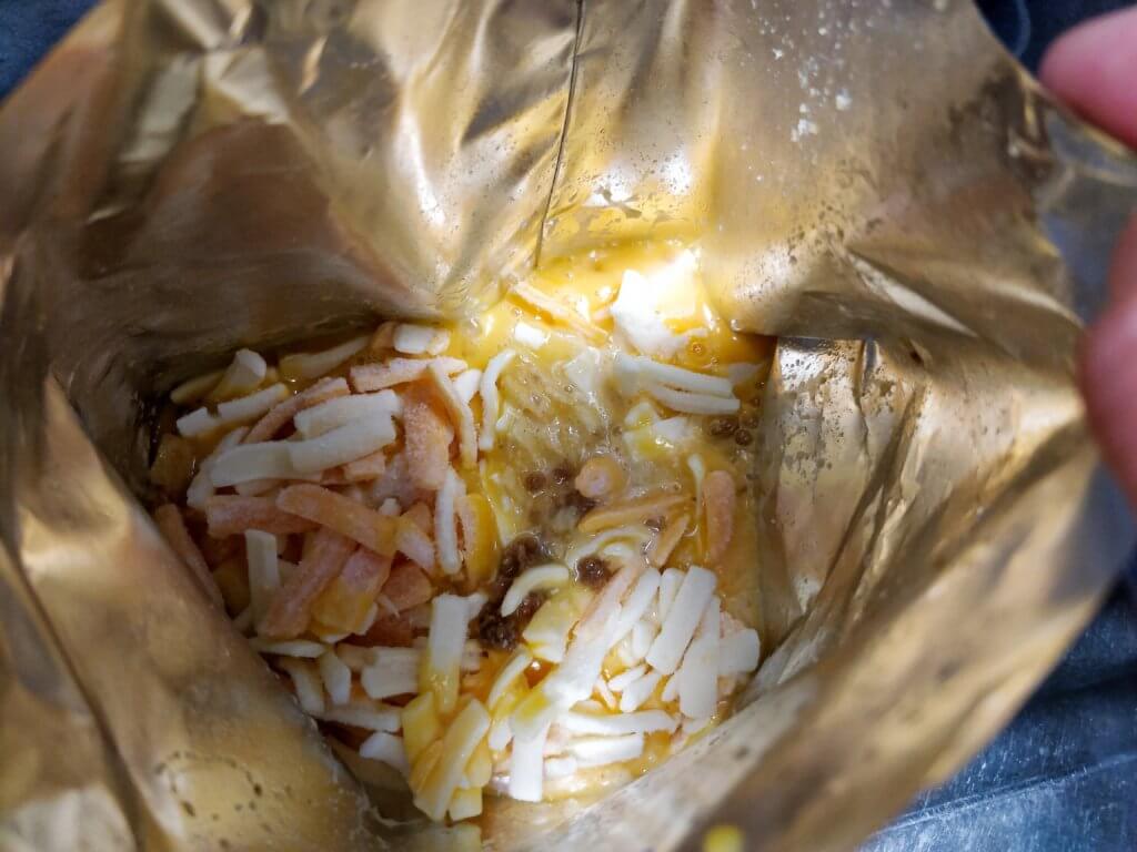 ゆで卵とポテトチップスのチーズ焼き