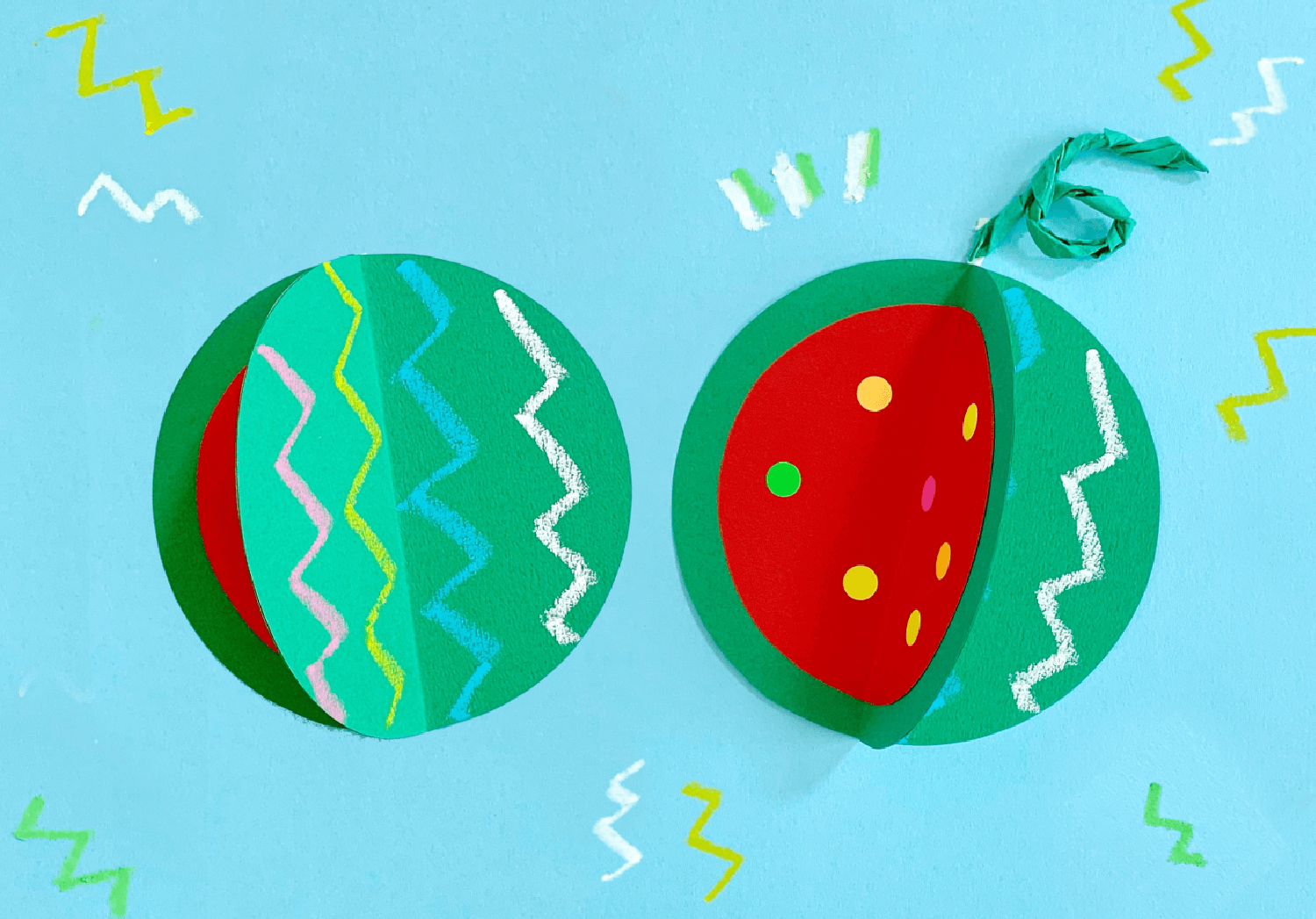 8月の壁面製作すいか 0歳児のお友達は指スタンプでスイカの種。 保育士と一緒に紙をビリビリしてスイカの縞模様。 1-3歳児 のお友達は小さなシールを貼ってスイカの種を！ 千切り紙をしてスイカの縞模様を！ そして『あーん』のポーズで写真を撮って貼り付けました