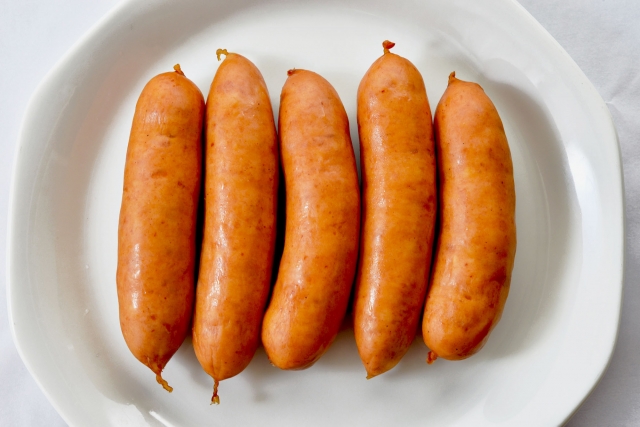 ずっと冷凍してた賞味期限半年以上前の未開封ウインナー、いけますかね？ - Yahoo!知恵袋