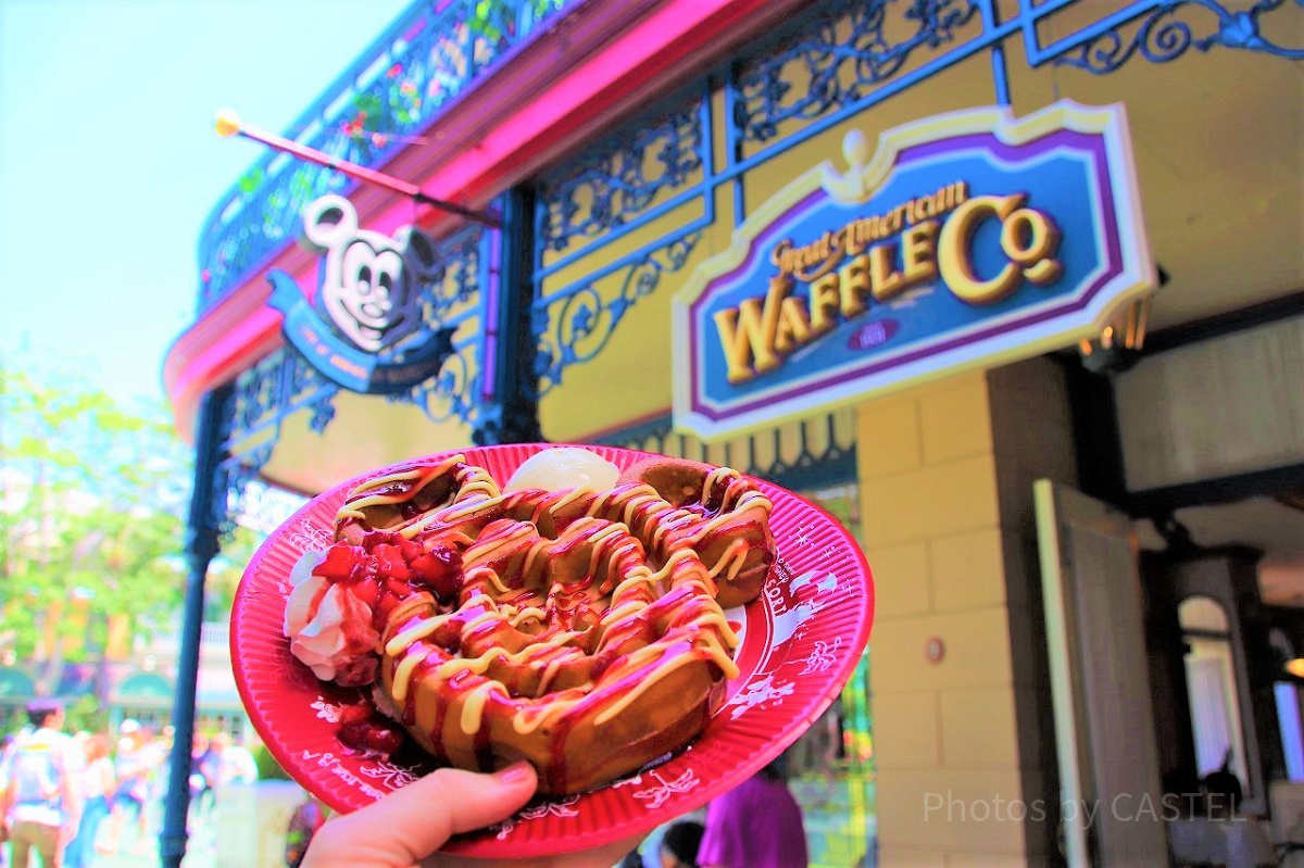 行列必至の“巨大ワッフル”もミニーちゃん仕様に。ディズニー・パルパルーザ限定、レモン×チーズホイップが美味～！ メイプルソースで味変も - トラベルWatch
