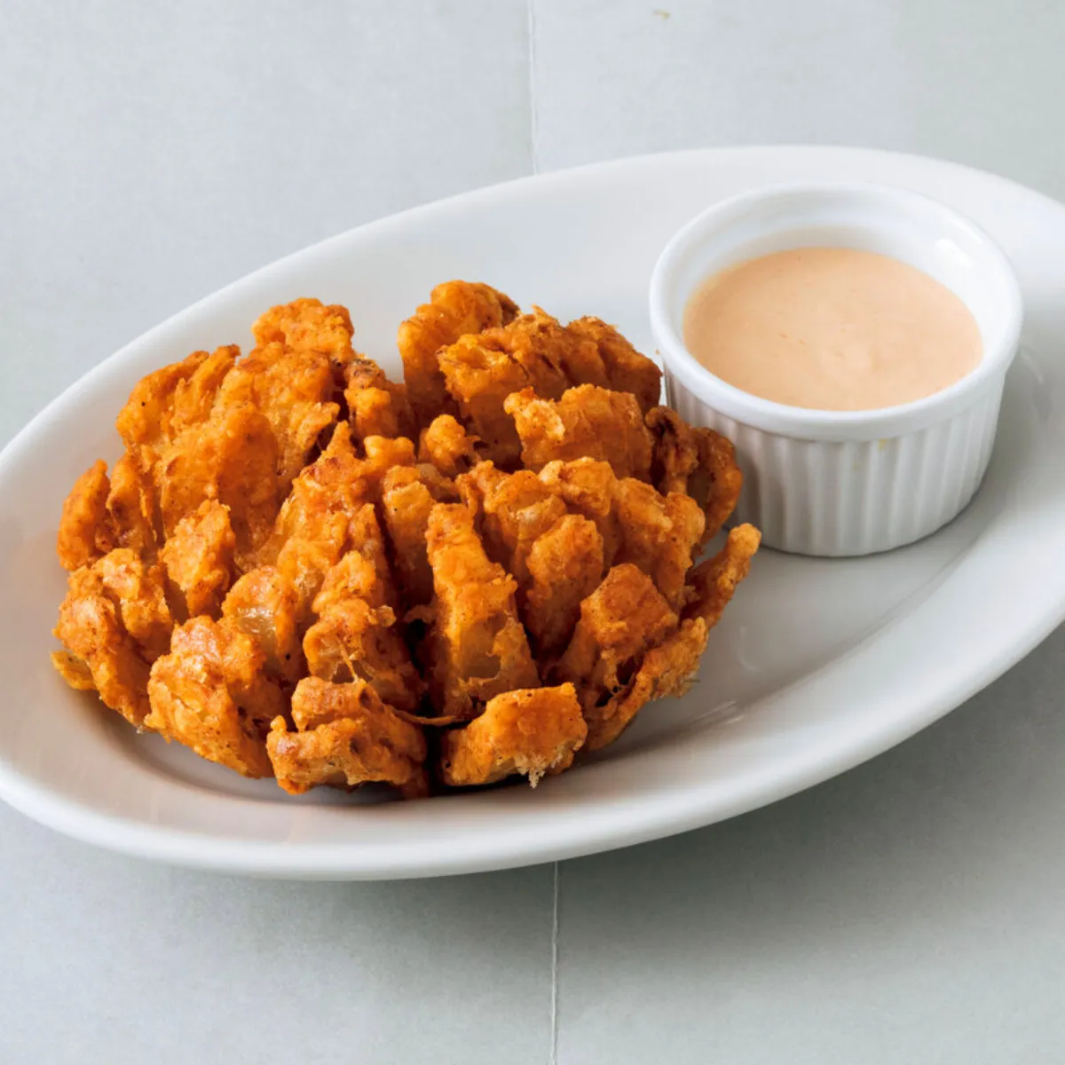 2025年1月14日 火 より、ローソンが「まるごとオニオンフライ 180円 」を北海道・東北・関東限定で新発売します。ひとくちサイズで食べやすい、小さな玉ねぎをまるごと揚げた、お手軽オニオンフライです。 このアカウントではコンビニ新商品、チェーン店の新メニュー