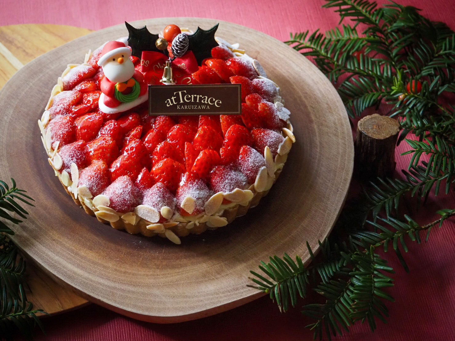 Amazon.co.jp: 魔法洋菓子店ソルシエ クリスマスケーキ 2025 苺 のコンポート タルトケーキ 6号 直径19cm 6人～8人分720gクリスマス飾り付スイーツ ギフト いちご : 食品・飲料・お酒