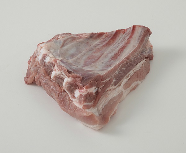 ハイライフポーク後で見たい方は 保存📌 🐖「豚スペアリブ」の特徴を解説！ 初めて知った方は「😮」でコメントしてください♩ 豚スペアリブとは、あばら骨周囲の脂肪と赤身が層をなしている部分で、骨付きのバラ肉のことを指します👀 厚みがあり、食べごたえのある