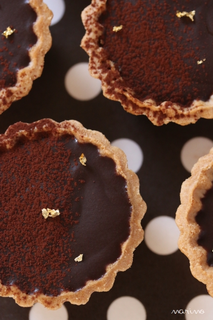 生チョコタルトを作りました♪ カルディのクッキータルトCT-3 12個入り を使って、超簡単・お手軽に作れます☺️中に入れる生チョコは、同量のチョコと生 クリームをレンチンして混ぜて、タルトに流し入れて冷やすだけ！失敗知らずの簡単おやつです👍✨仕上げにチョコ