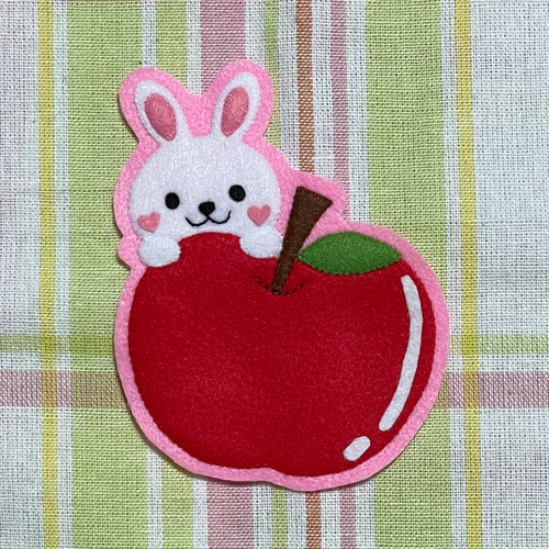 うさぎ島に上陸した途端、ごはん狙いのうさぎにとり囲まれる観光客。うさぎりんご、更に量産しました！うさぎ島行ってみたいな～。猫島も行きたいな～。ハンドメイドハンドメイド雑貨ハンドメイド作品ハンドメイド作家ハンドメイド好きさんと繋がりたい