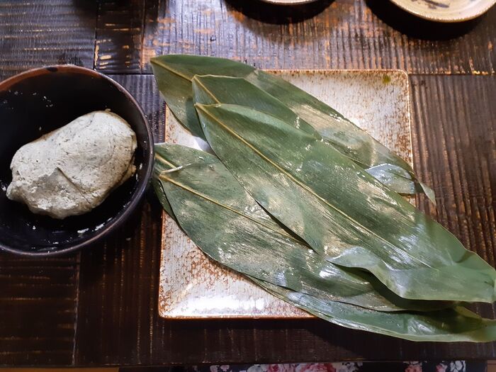 勝手に育つ野草・ヨモギの美味しい楽しみ方「ヨモギ入り雑炊」食べられる庭図鑑 - 天然生活web