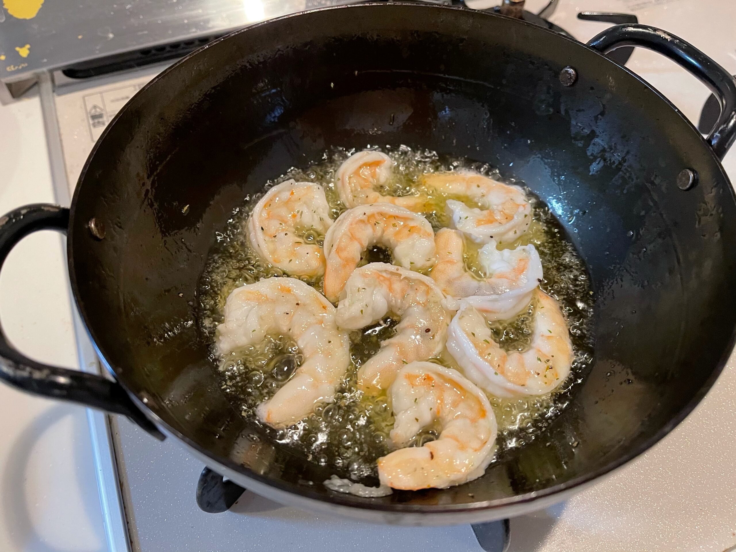 名物『エビチーズフォンデュ』🦐🫕✨, 目の前でバナーで炙っていただいたあと、, たっぷりのとろとろチーズにエビを絡めて味わう新食感韓国料理です♪,『ナムル盛り』や『ヤンニョムチキン』、『スンドゥブチゲ』など, 人気の韓国料理がたっぷりついたお店一番人気のコースは、,なんと2千円代～と高コスパなところも人気のヒミツ✨,新大久保韓国横丁ホンデポチャ新大久保,