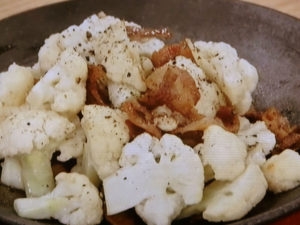 花菜炒肉片 カリフラワーと豚肉の炒め上海小吃 シャンハイシャオツー