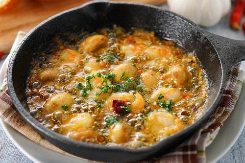 アヒージョの美味しい作り方や基本レシピをご紹介！コツを押さえておいしく作ろうデリッシュキッチン