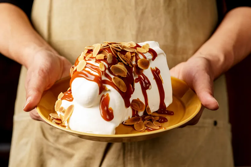 ☺︎☺︎☺︎ MERCER bisさんのシフォンケーキ☺︎✩°｡⋆ + 生キャラメルシフォンケーキ🍰💕 + いつかの東京のお土産で買ってきてくれました o^^o ♡♡ + フワっとしてて😃✨ ペロッと食べちゃいました😆😋😊🍴 + デザインも可愛くて🥰他の種類も美味しそう